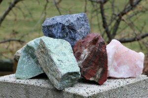 積み上げられた　数種類の石